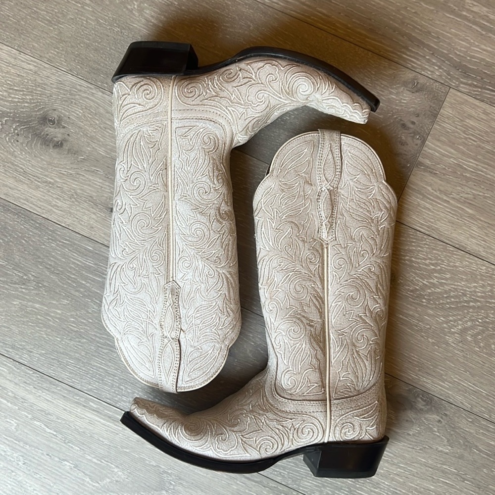 EUC White Ariat Sterling Boots